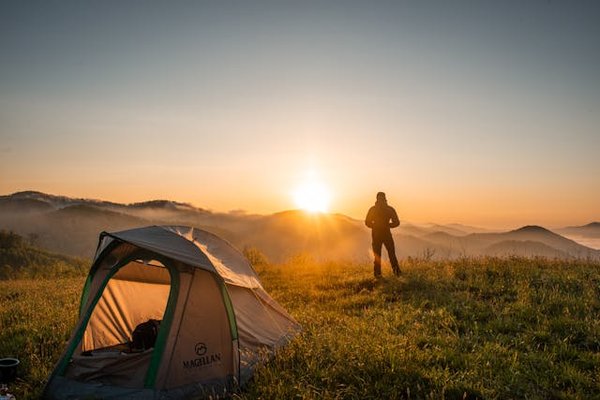 Quelles sont les précautions à prendre pour un camping en région de tempête de sable?