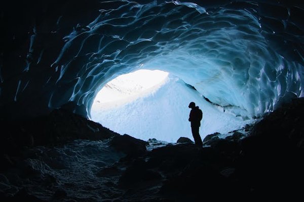 Comment explorer les grottes de glace en Islande : itinéraires et précautions ?